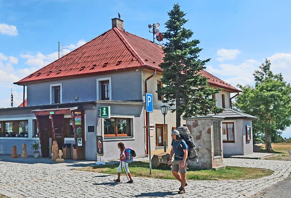 Objekt vzdlvacho stediska s turistickm informanm centrem u krunohorskho geoparku v Lesn.