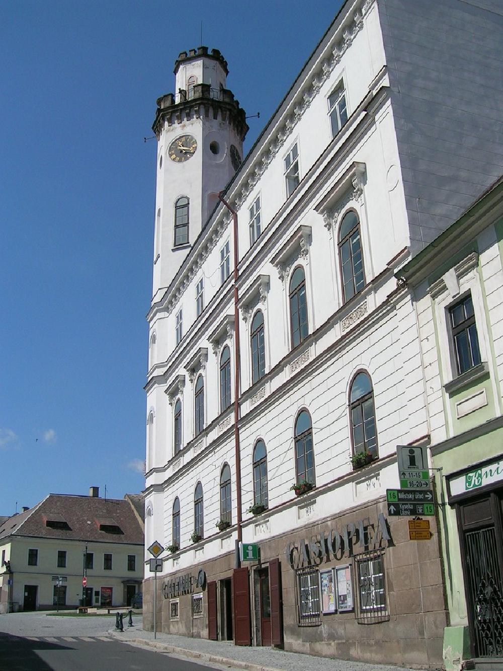 Na fotografii je zn�zorn�n vstup do infocentra