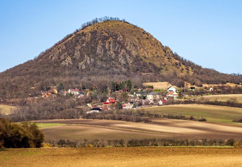 Vrch Mil� v �esk�m st�edoho��.