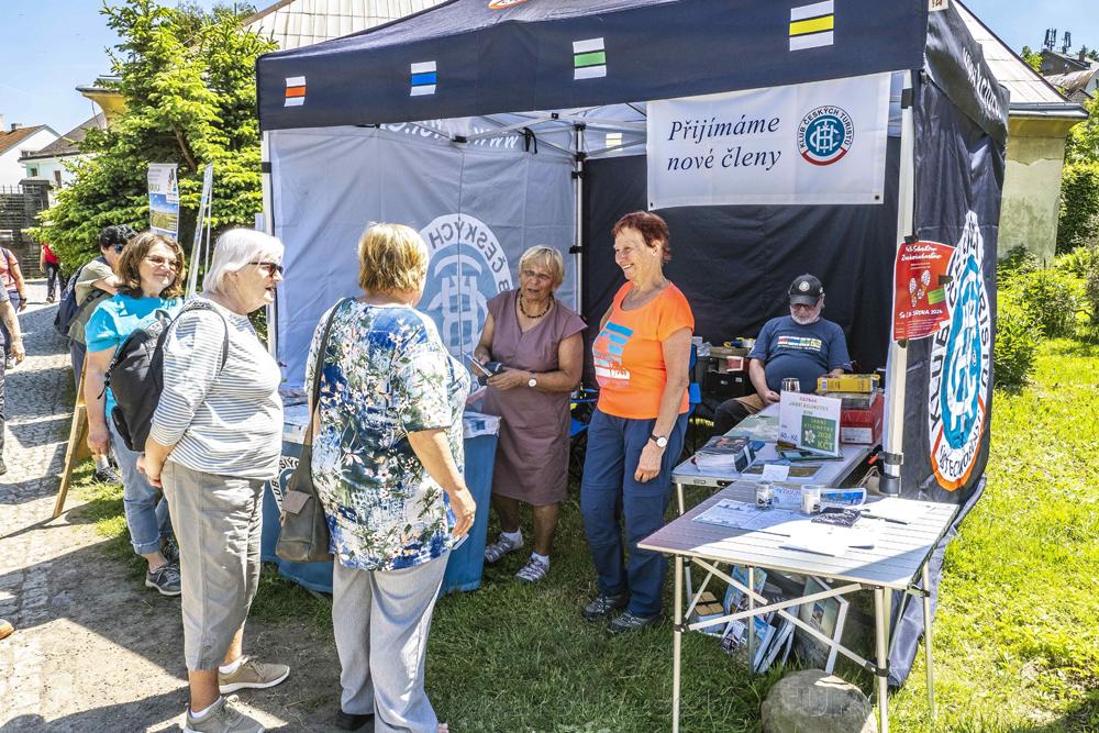 St�nek Klubu �esk�ch turist� u vstupu na festival v�tal n�v�t�vn�ky z �eska i N�mecka.