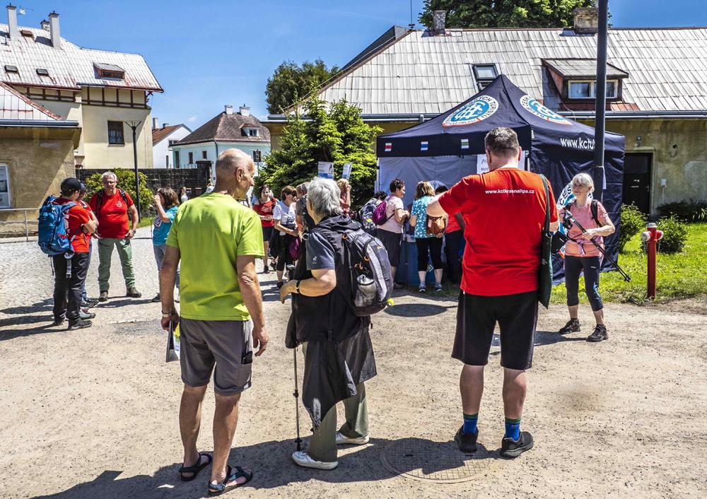 St�nek Klubu �esk�ch turist� u vstupu na festival v�tal n�v�t�vn�ky z �eska i N�mecka.