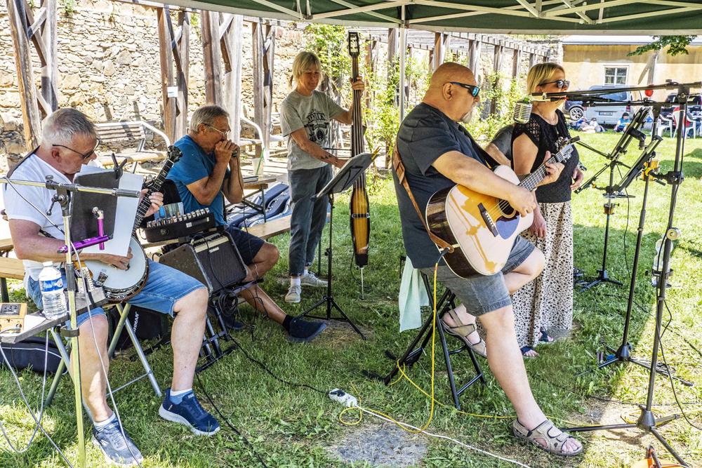 Hudebn� kulisu festivalu vytvo�ila d���nsk� skupina Countrybus.