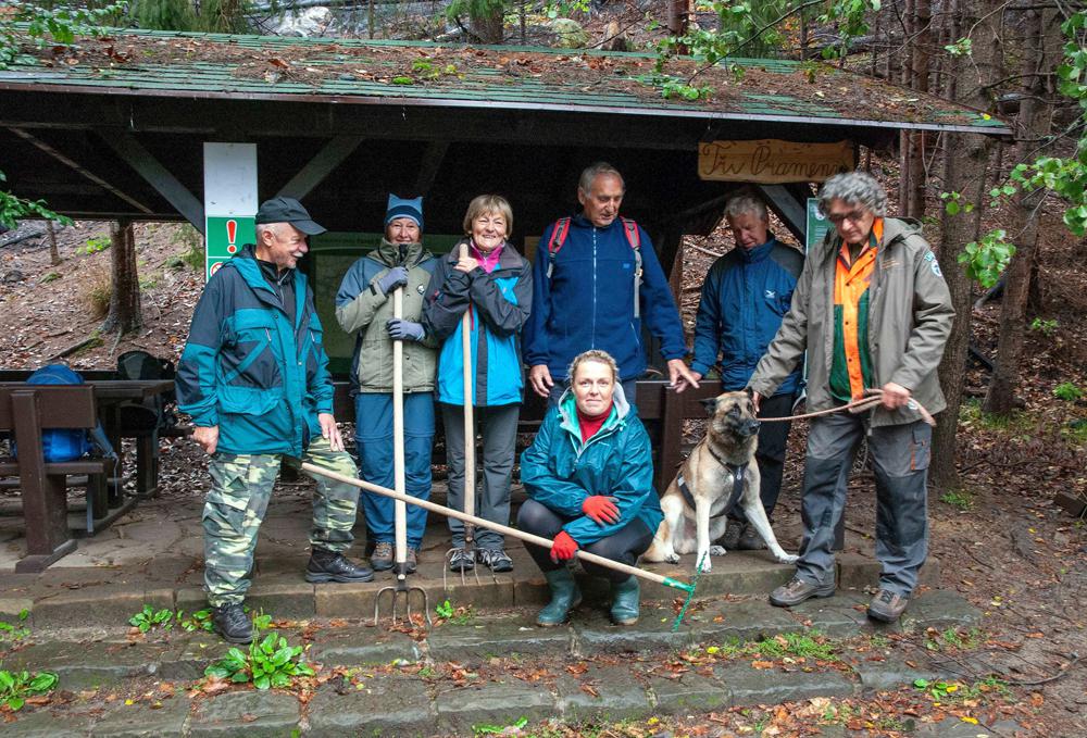Členové KČT Děčín pomáhají v Národním parku České Švýcarsko odstraňovat následky požáru.