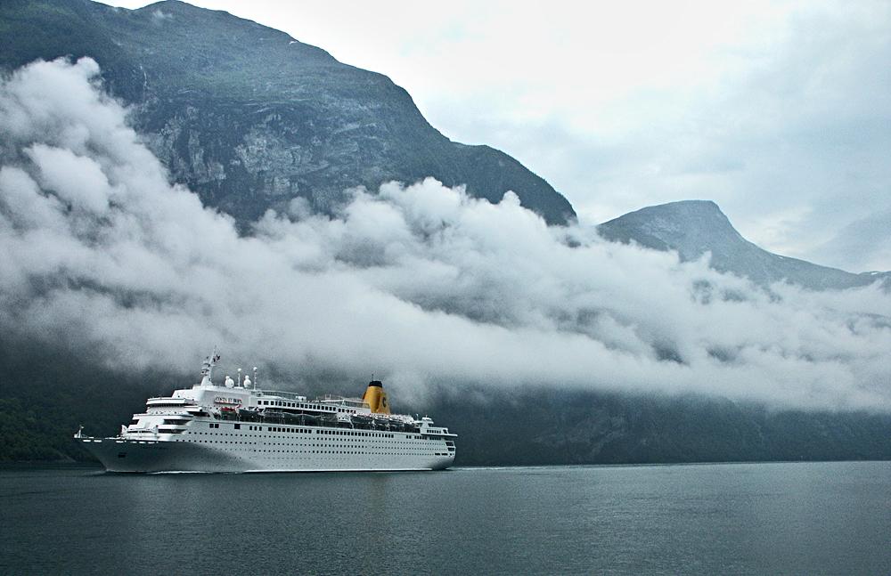 Turistick� lo� v Norsku - z�liv (fjord) Geiranger