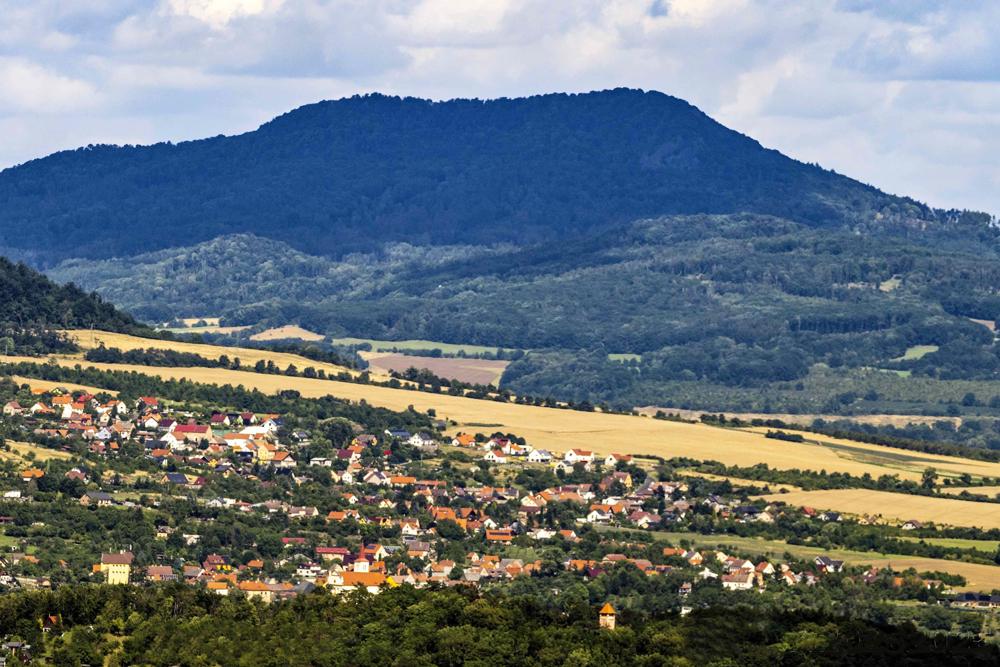 Hora Sedlo v �esk�m st�edoho��.