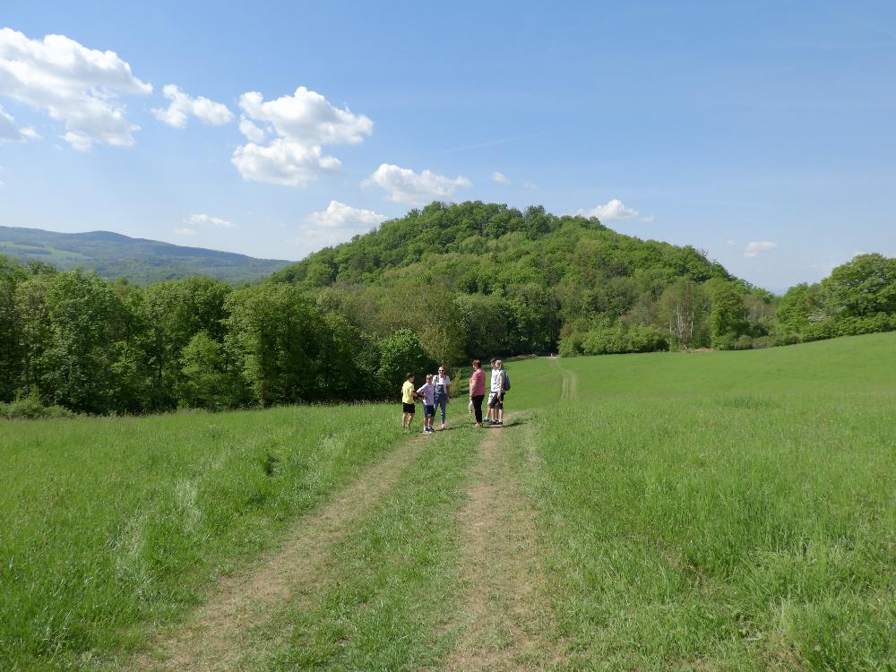 Turist� na zelen� zna�en� trase na Koz� vrch