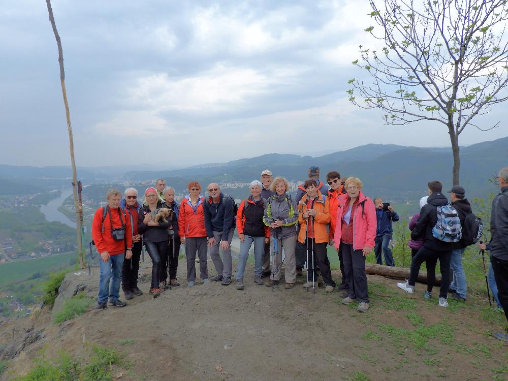 Spokojen� skupina turist� na vrcholu Koz�ho vrchu�