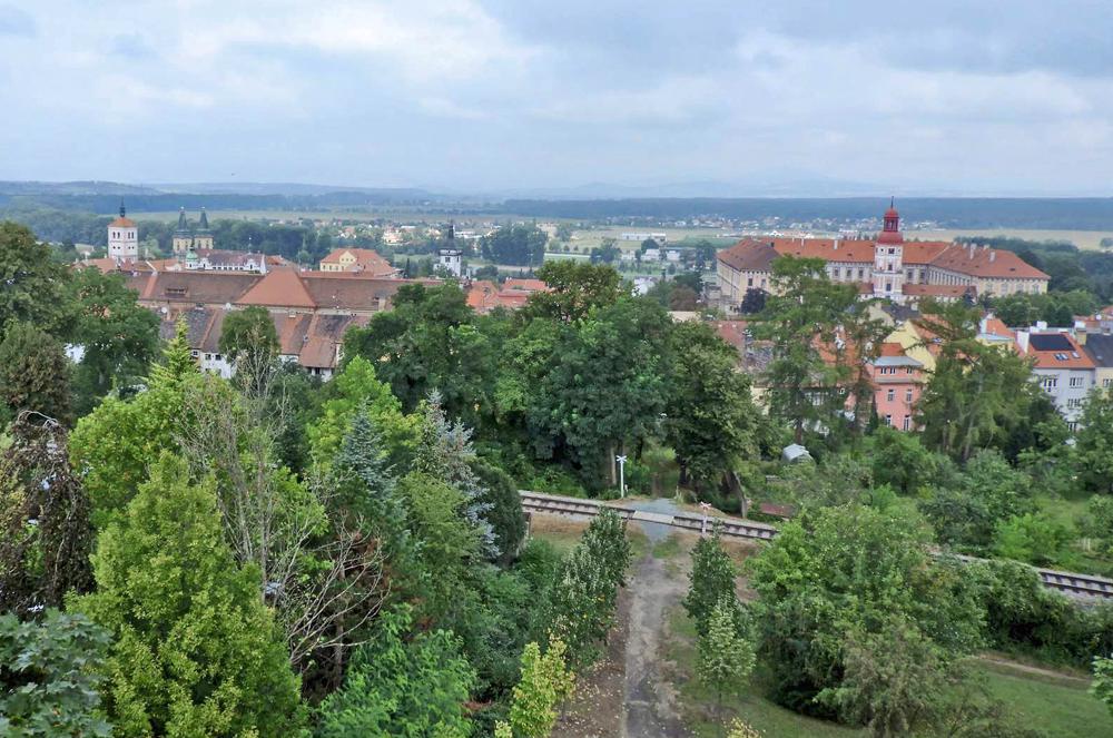 Vhled z Kratochvlovy rozhledny na roudnick zmek.