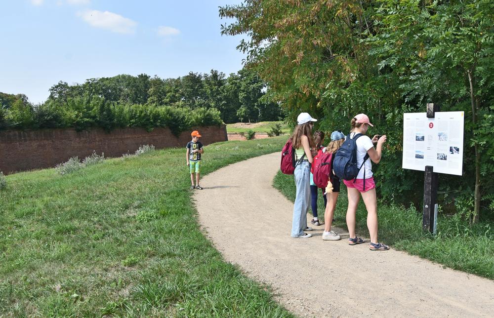 Zataven� nau�n� stezky Pevnost Terez�n, kterou vyzna�il Klub �esk�ch turist�.