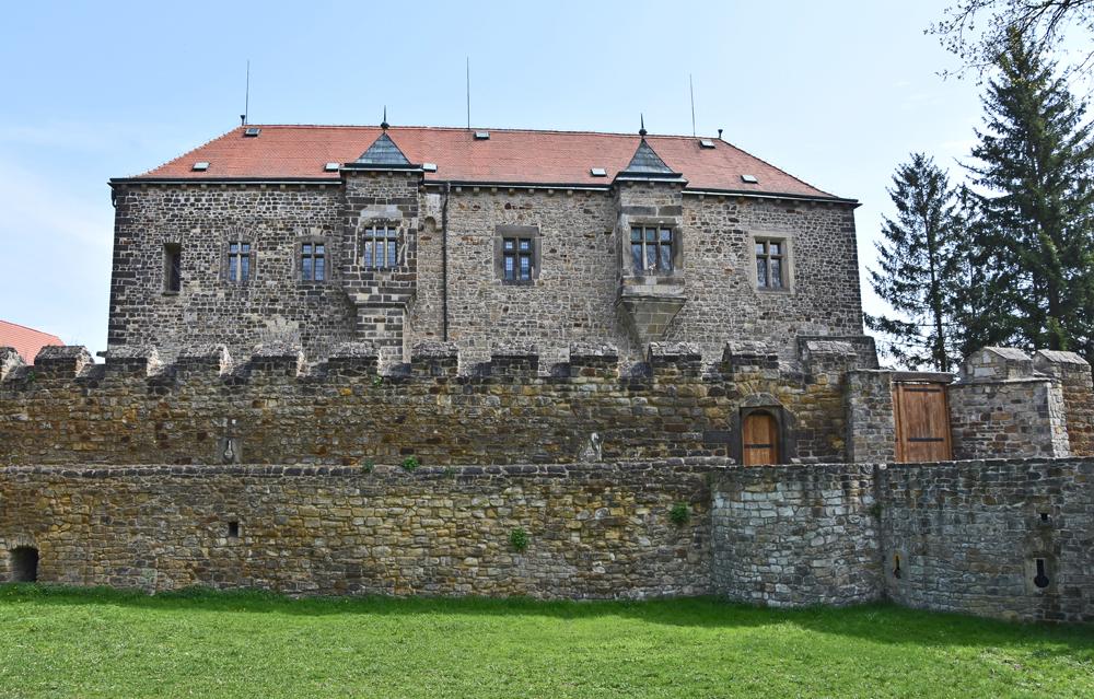 B�val� vodn� p��kop u hradu Budyn� nad Oh��