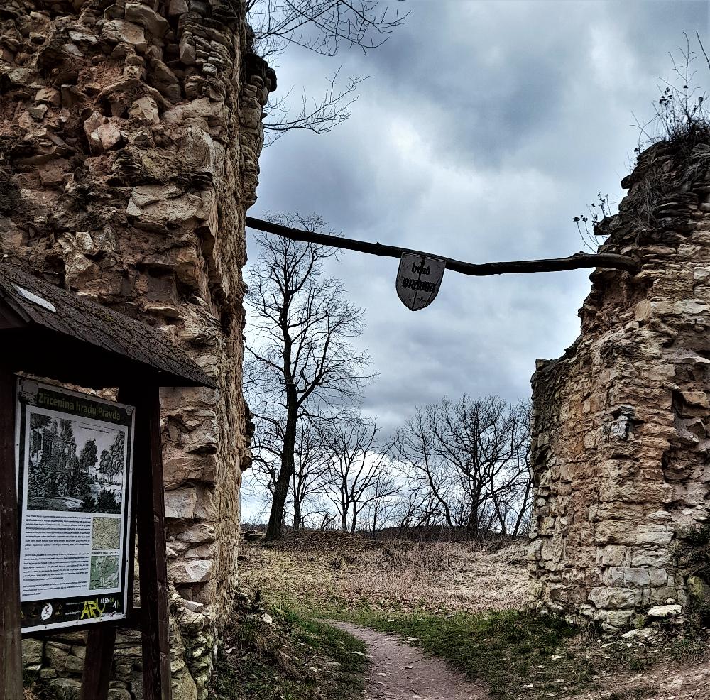 Brna na zcenin hradu Pravda. Naun stezka Kounovsk kamenn ady.