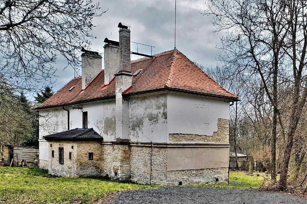 Barokn myslivna z opuky je vce fotogenick. Naun stezka Kounovsk kamenn ady.