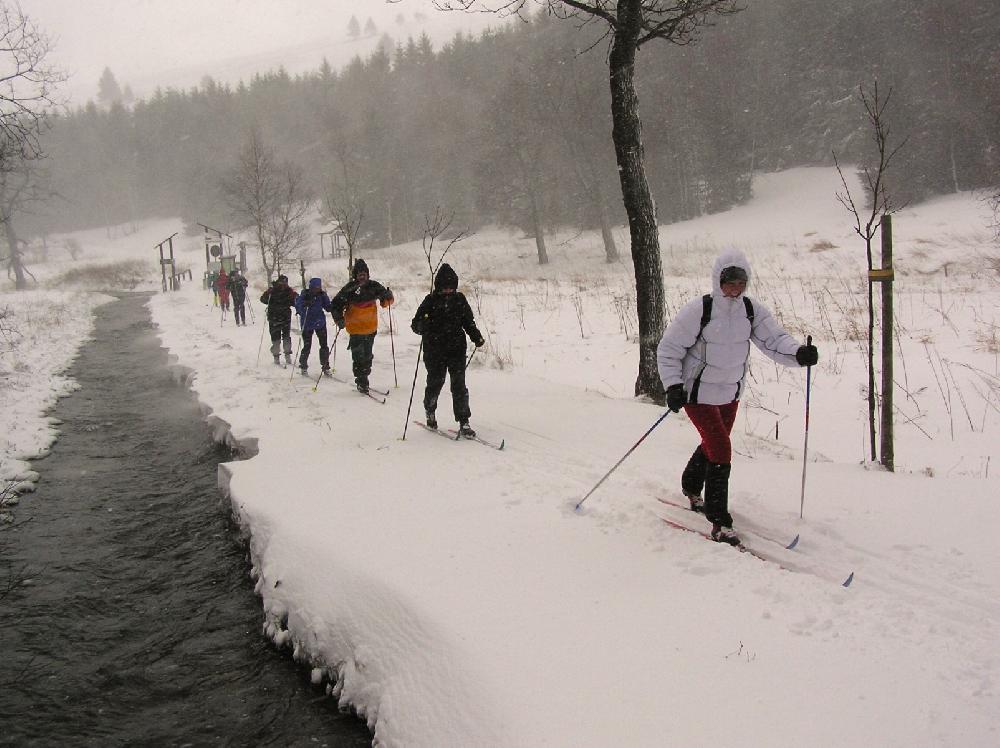 Oblben trasa do Doln Moldavy pes hr. pechod s astnky 8. zimnho srazu 2004. 
