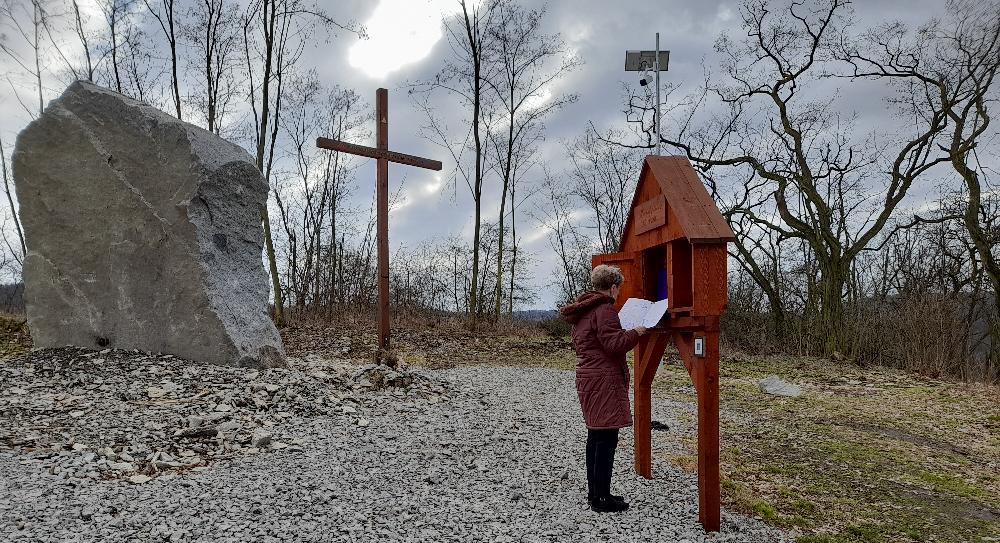 Vrcholov kniha se vm vudy tedy ji popsan. Znlcov balvany symbolizuj.