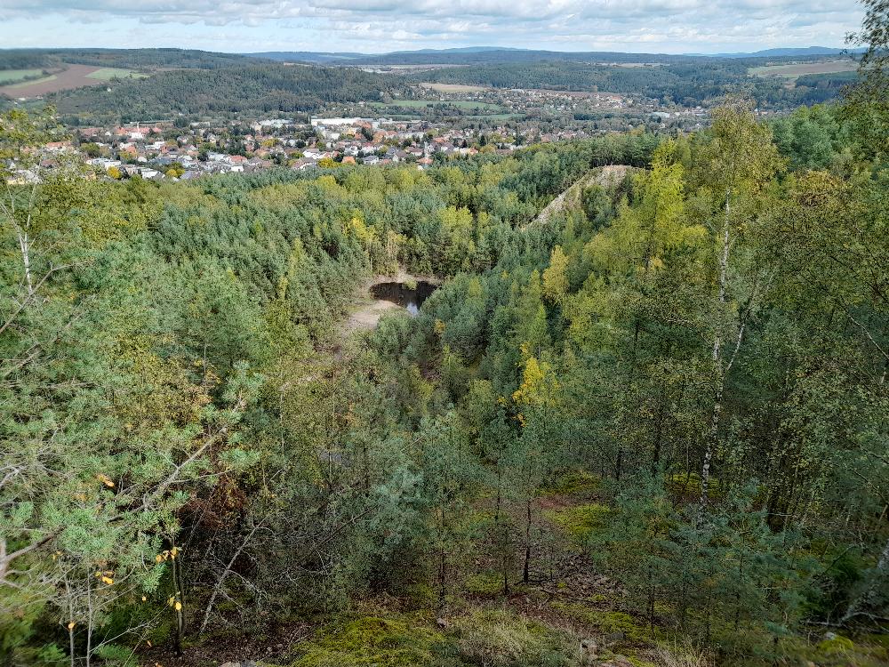 Ze skaln� Vyhl�dky na Star� Plzenec. B�val� lom H�eben, na obzoru jin� h�eben Rade�. 