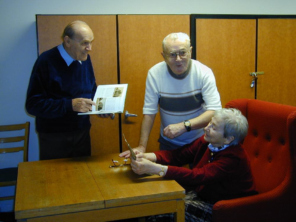 Ochotn�ci souboru Havl��ek hraj� sami sebe 2.12.2005 podle historick�ho sn�mku.