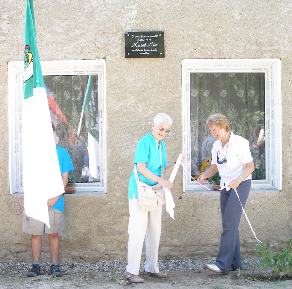 Desku Karlovi Lmovi na rodnm dom 7.6.2014 odhalily vnuky Hana Radilov a vlevo Ivana Sklov