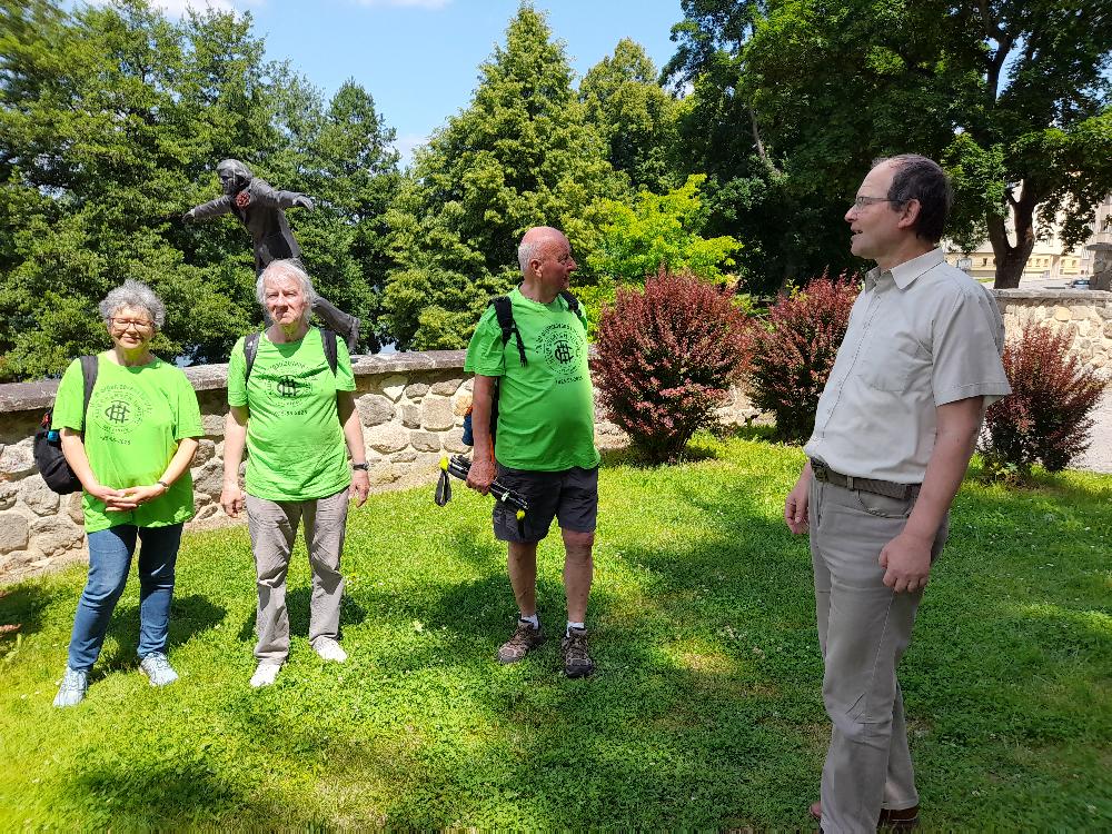 Delegaci K�T Litv�nov a prov�zel budovou gymn�zia u�itel a �len K�T T�bor Ing. Richard �ern�.