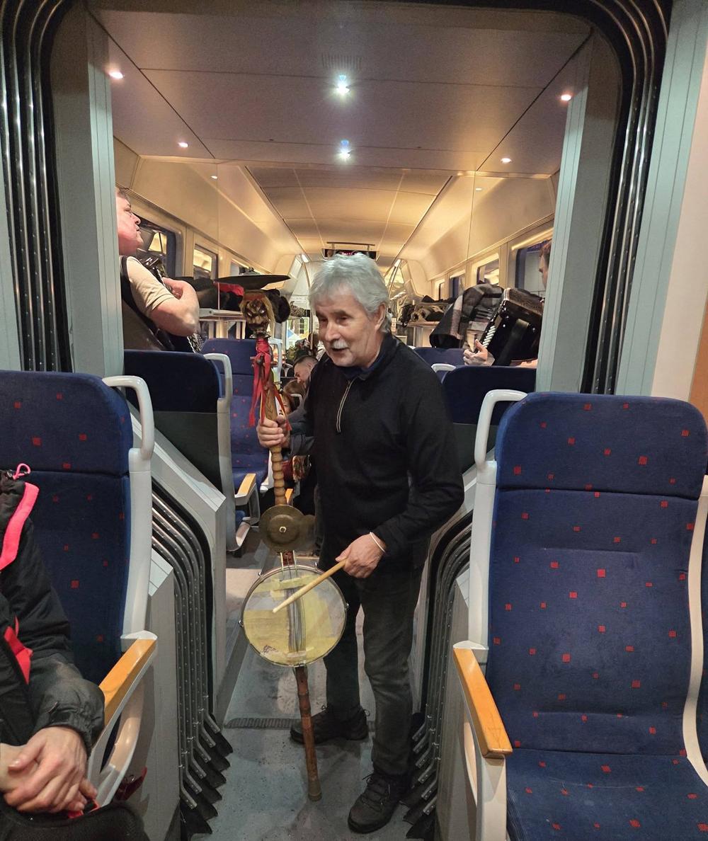 Hudebn�ci ve vlaku.
