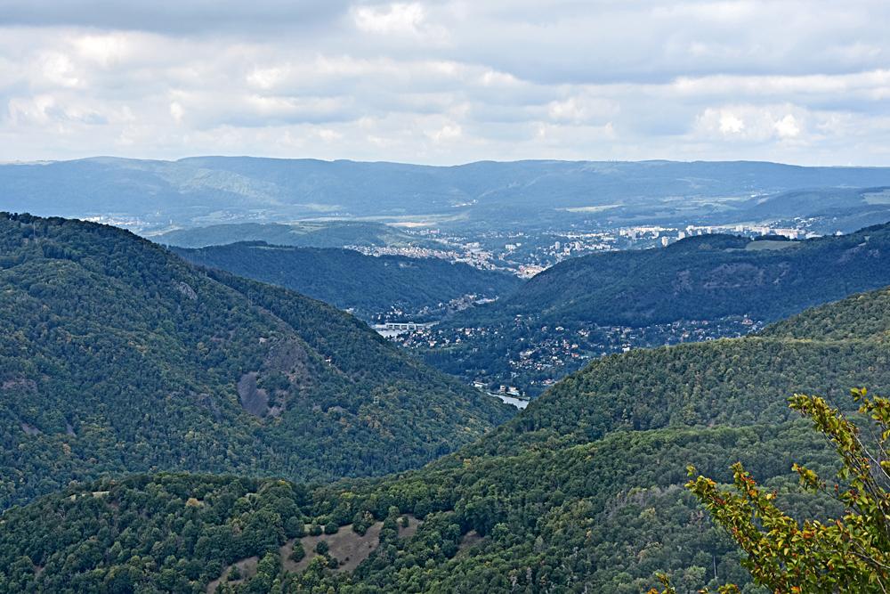 Pohled z rozhledny na Varhoti smrem k st nad Labem. 