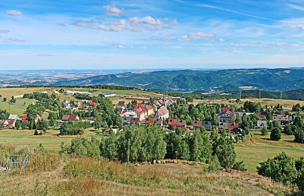 V�hledy z vrcholu M�dn�ku pat�� k t�m nejhez��m, jak� m��ete v Kru�n�ch hor�ch za��t.
