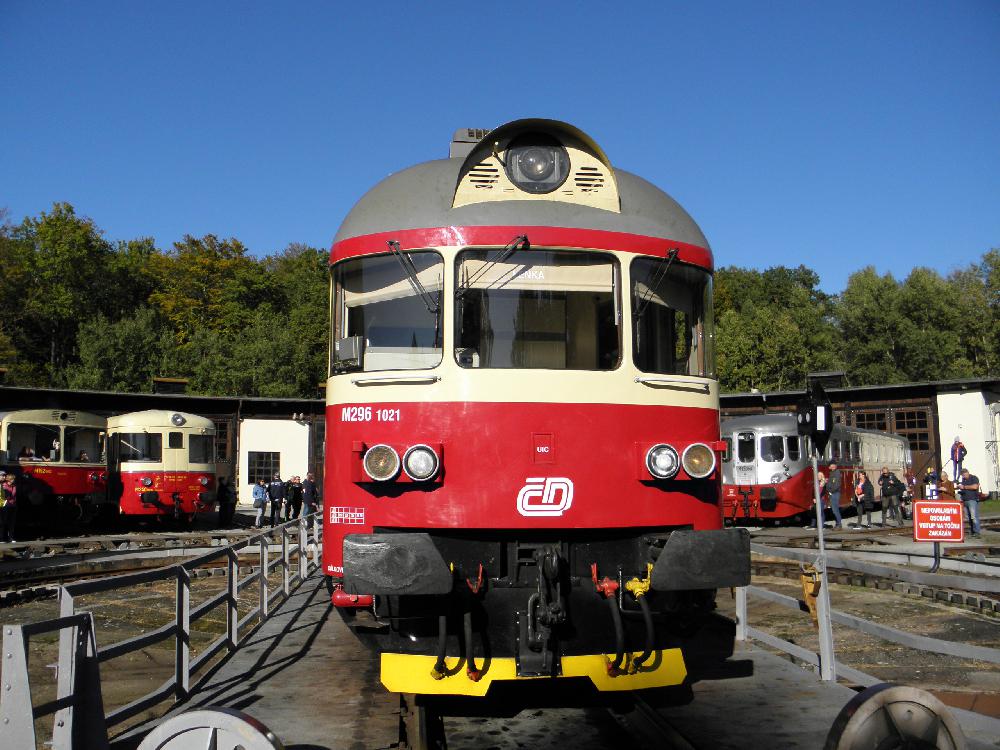 Na to�n� se presentovaly i stroje pov�le�n�, v tomto p��pad� �ada M 296.1021 s n�zvem Hydra