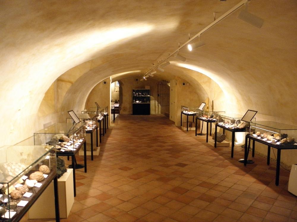 Sklepen� z�mku - geologick�, mineralogick� a vulkanologick� expozice 