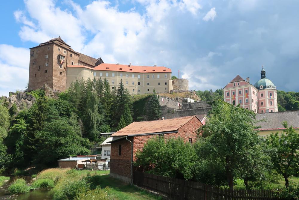 Z�mek a hrad v Be�ov� nad Teplou.