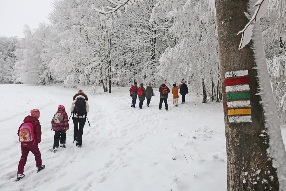 Po zna�en�ch turistick�ch tras�ch Klubu �esk�ch turist� se mohou lid� pohybovat bezpe�n� celoro�n�. 