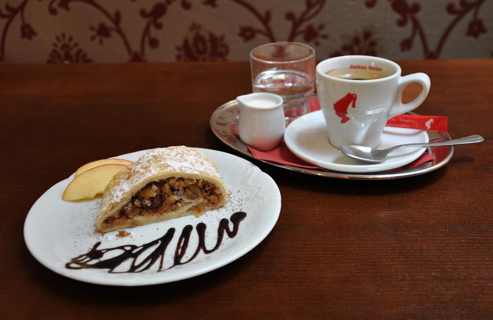 K�va s desertem.