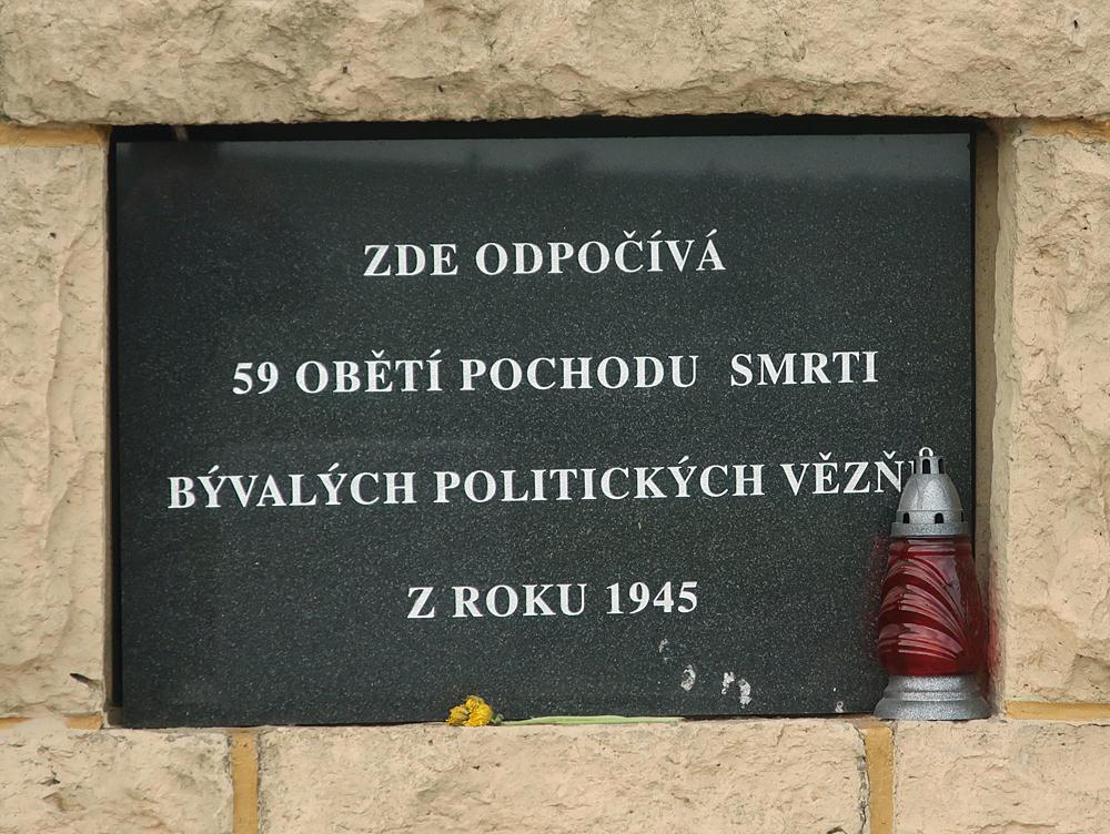 Pam�tn�k ob�t� pochodu smrti ve Fojtovic�ch - Kru�n� hory.