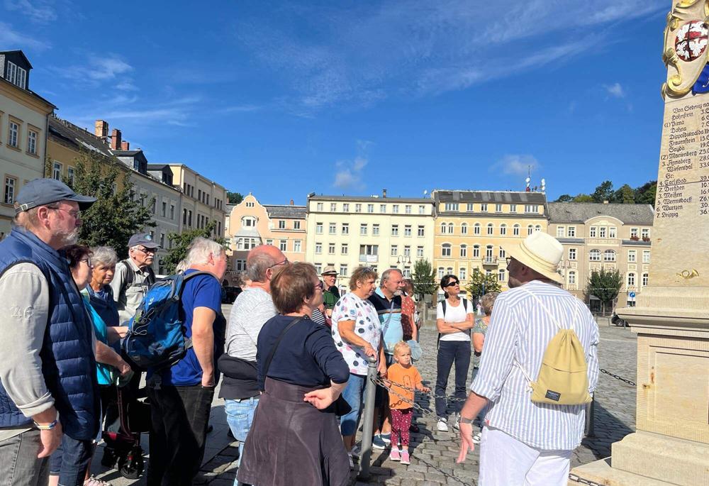 Turist� v Sebnitz s pr�vodcem z m�stn�ho muzea.