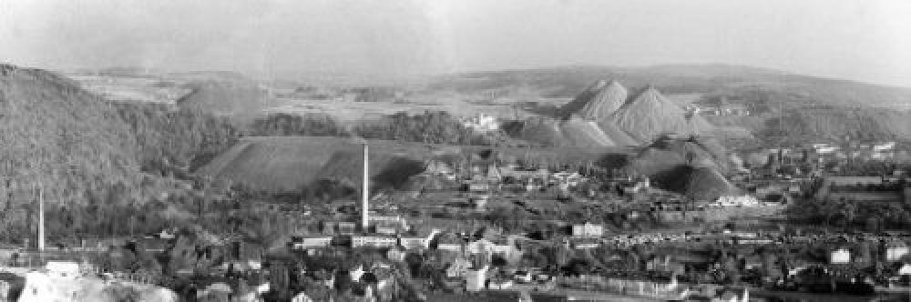 Krajina s d�ln�mi v�sypkami: Aue-Schlema kolem roku 1960.