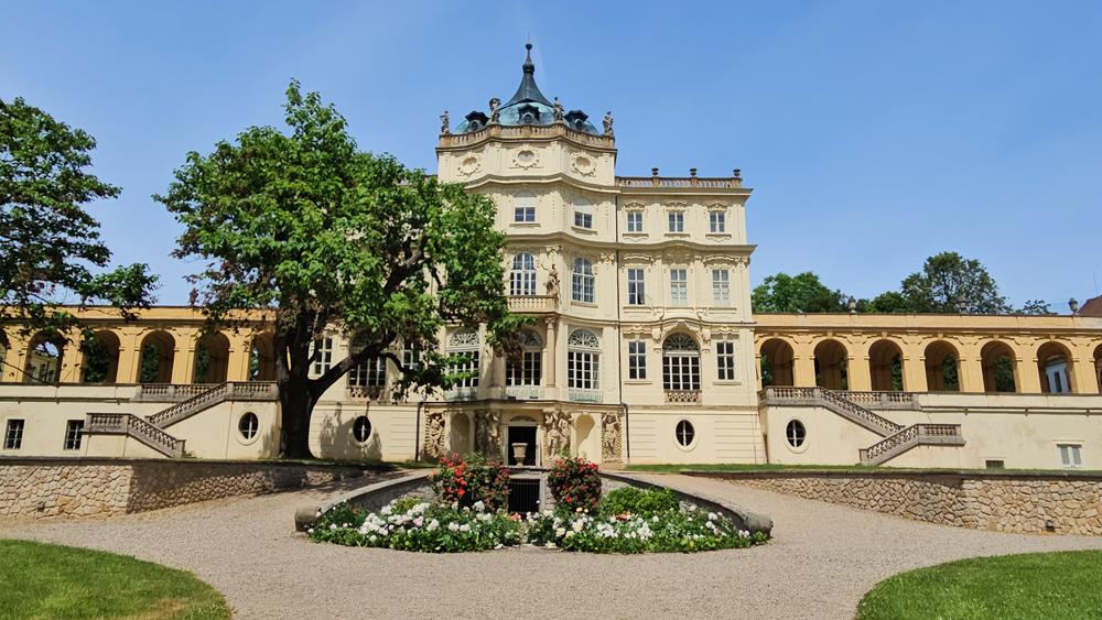 Zámek Ploskovice svým architektonickým řešením patří mezi nejkrásnější památky Ústeckého kraje. Zámek Ploskovice svým architektonickým řešením patří mezi nejkrásnější památky Ústeckého kraje.