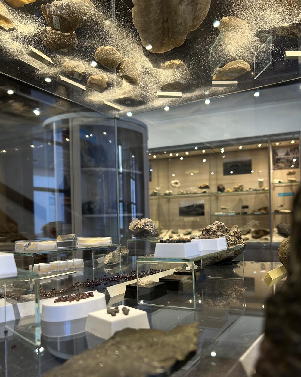 Pohled do expozice �Za kr�sou kamen�� - Oblastn� muzeum Louny