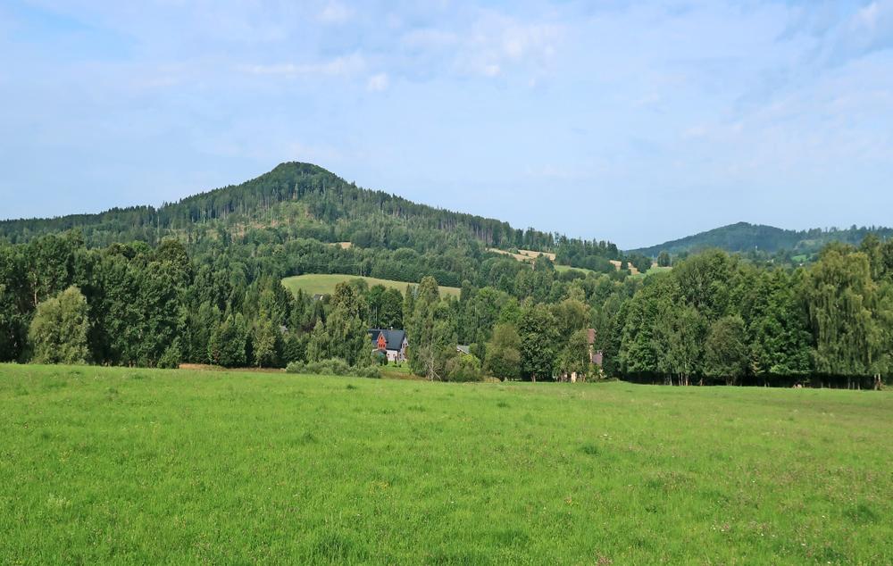 P�kn� v�hled na Vl�� horu, kde stoj� jedna z nejnav�t�vovan�j��ch rozhleden �esk�ho nizozem�.