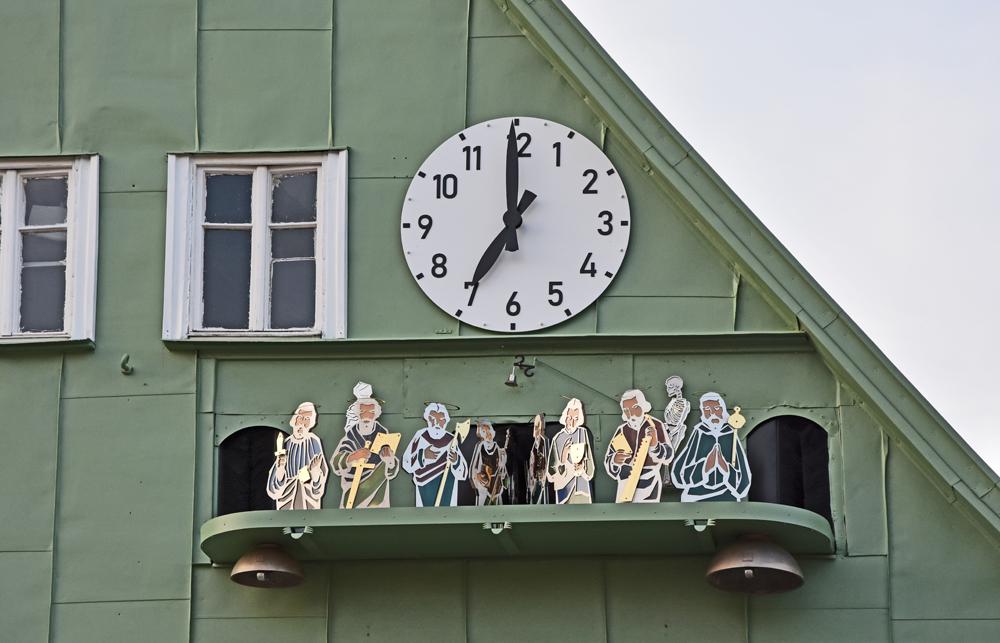 �eskokamenick� orloj je v akci ka�dou celou hodinu mezi 8 hodinou rann� a dev�tou hodinou ve�ern�.