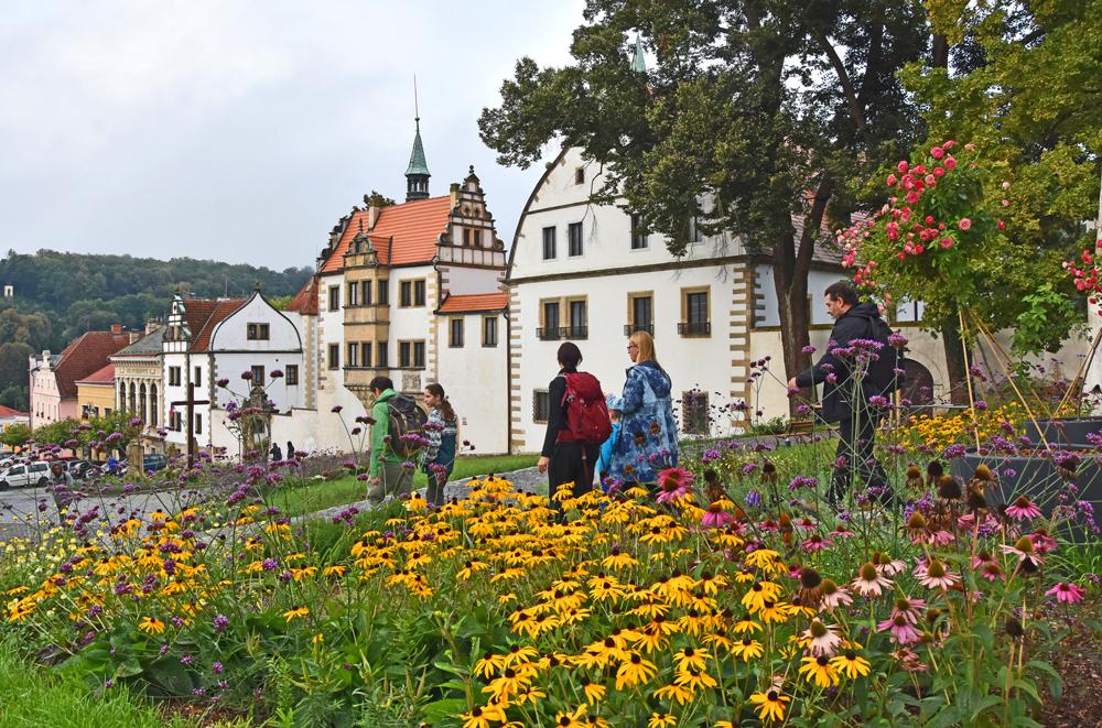 Turist� vyr�ej� na trasu pochodu Bene�ovsk� rokle.