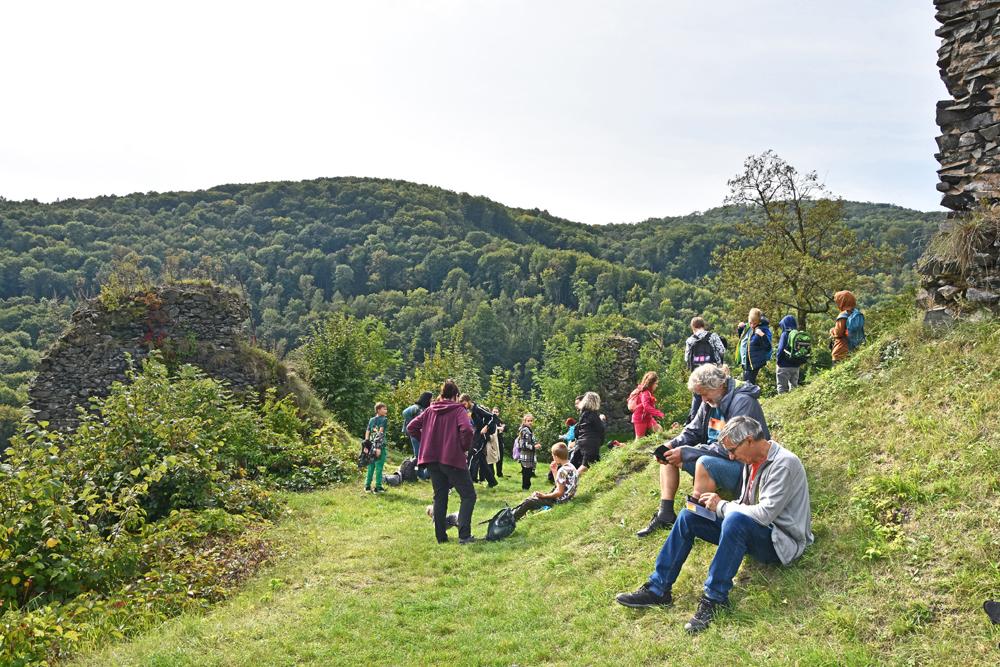 Turist� na hrad� Ostr� u Bene�ova nad Plou�nic�.