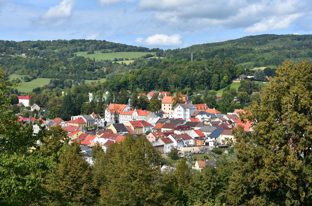 Pohled na historick� centrum Bene�ova nad Plou�nic� z Ka�enky vyhl�dky. 