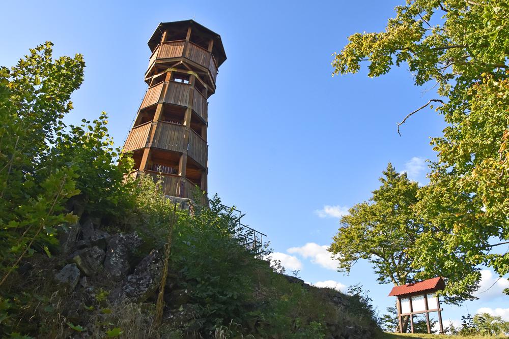 D�ev�n� rozhledna na Str�n�m vrchu u Merboltic