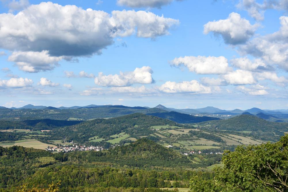 V�hled z rozhledny na Str�n�m vrchu u Merboltic.