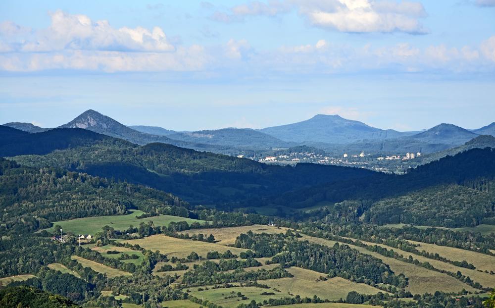 D�ev�n� rozhledna na Str�n�m vrchu u Merboltic - v�hled na Kl��.
