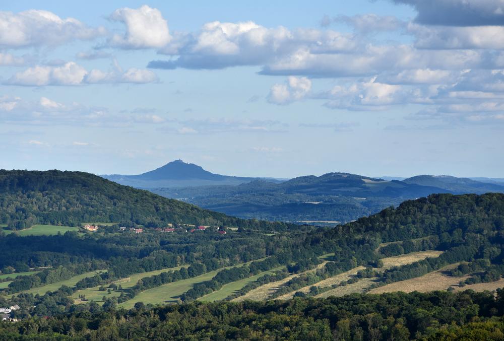 Rozhledna na Str�n�m vrchu u Merboltic: v�hled na Bezd�z.
