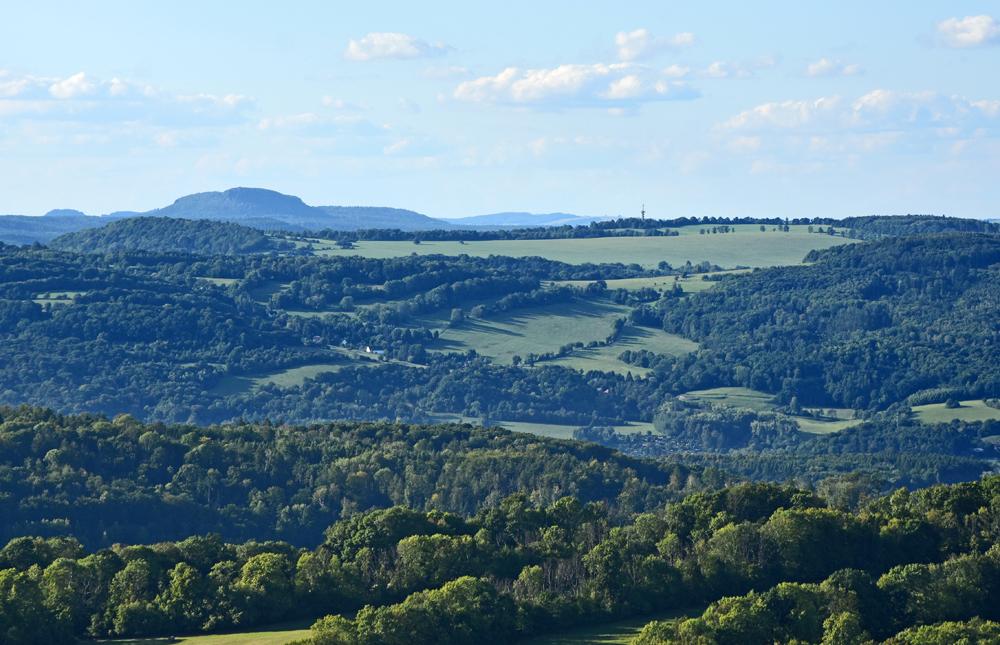Rozhledna na Str�n�m vrchu u Merboltic. V�hled na Zchirnstein.