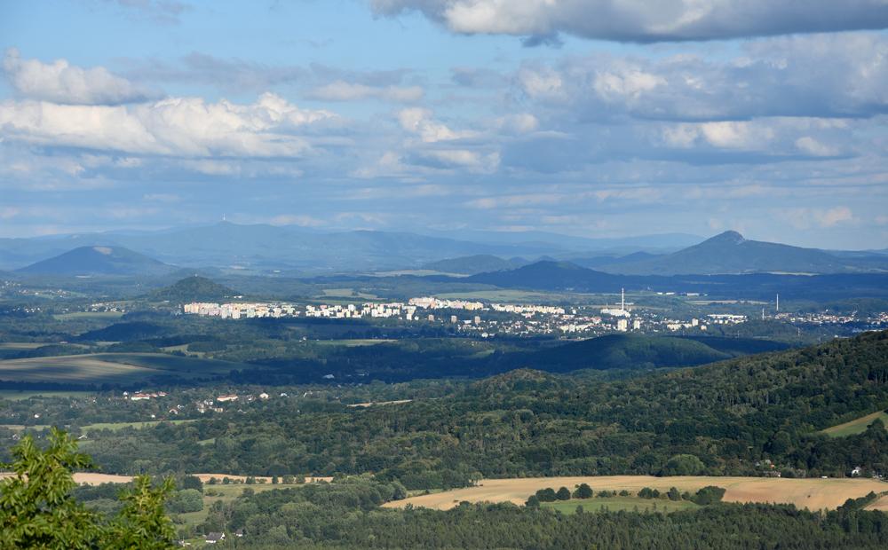 Rozhledna na Str�n�m vrchu u Merboltic - pohled k Je�t�du.