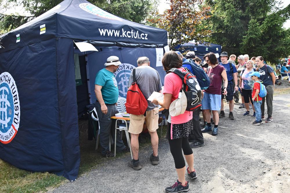 Stanovi�t� Klubu �esk�ch turist�, kde ��astn�ci dopoledn�ch v�let� z�skaj� pam�tn� list.