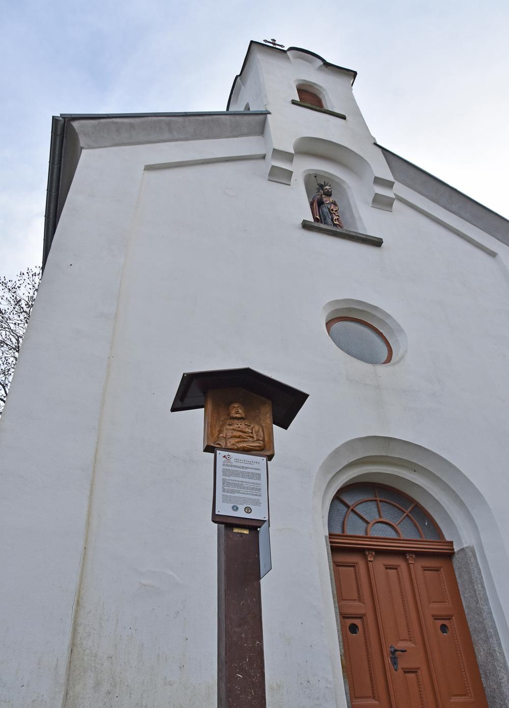 Velk� vyhl�dkov� okruh u �luknova - kaple v obci C�sa�sk�