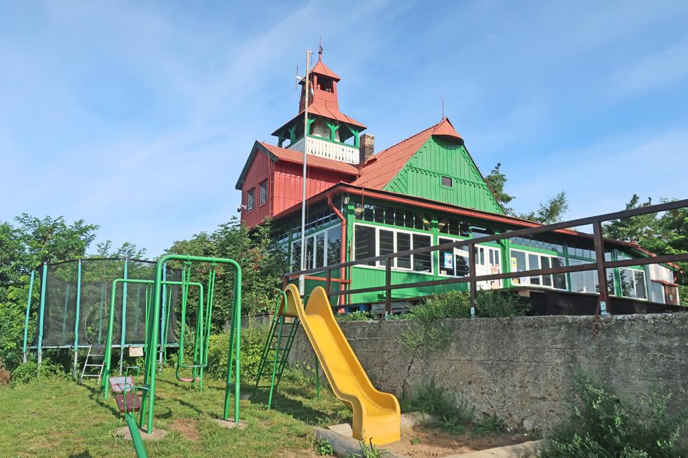Ejemova chata na �erven�m vrchu u Dobrom��ic na Lounsku.