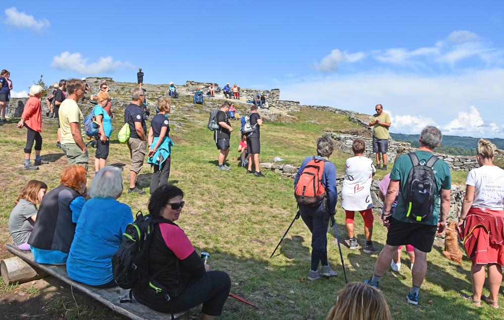 Turist� na hrad� Kalichu v �esk�m st�edoho��.